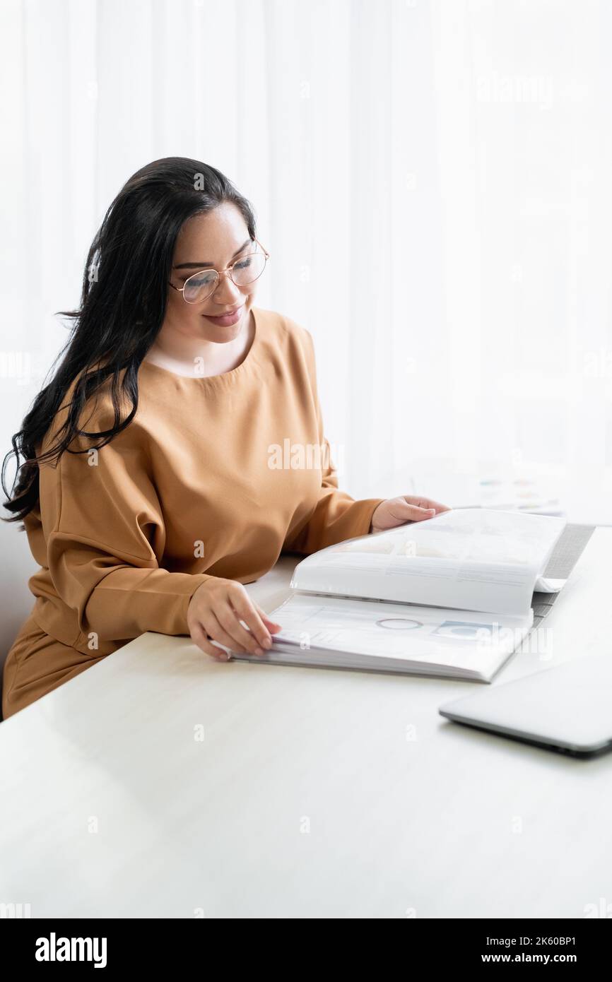 look elegante più grande donna business stile ufficio Foto Stock