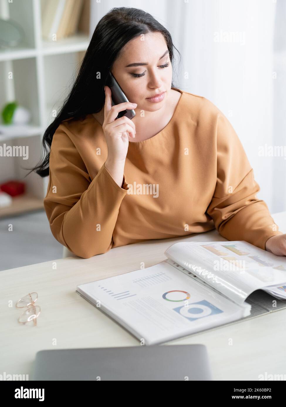 importante progetto finanziario donna ufficio di chiamata Foto Stock