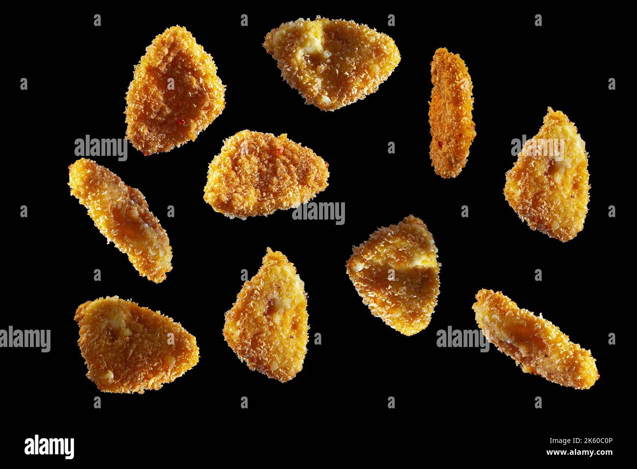 Cucina asiatica pollo cinese in pastella piatto asiatico pollo fritto in pastella su sfondo nero. Alimenti volanti. Foto Stock