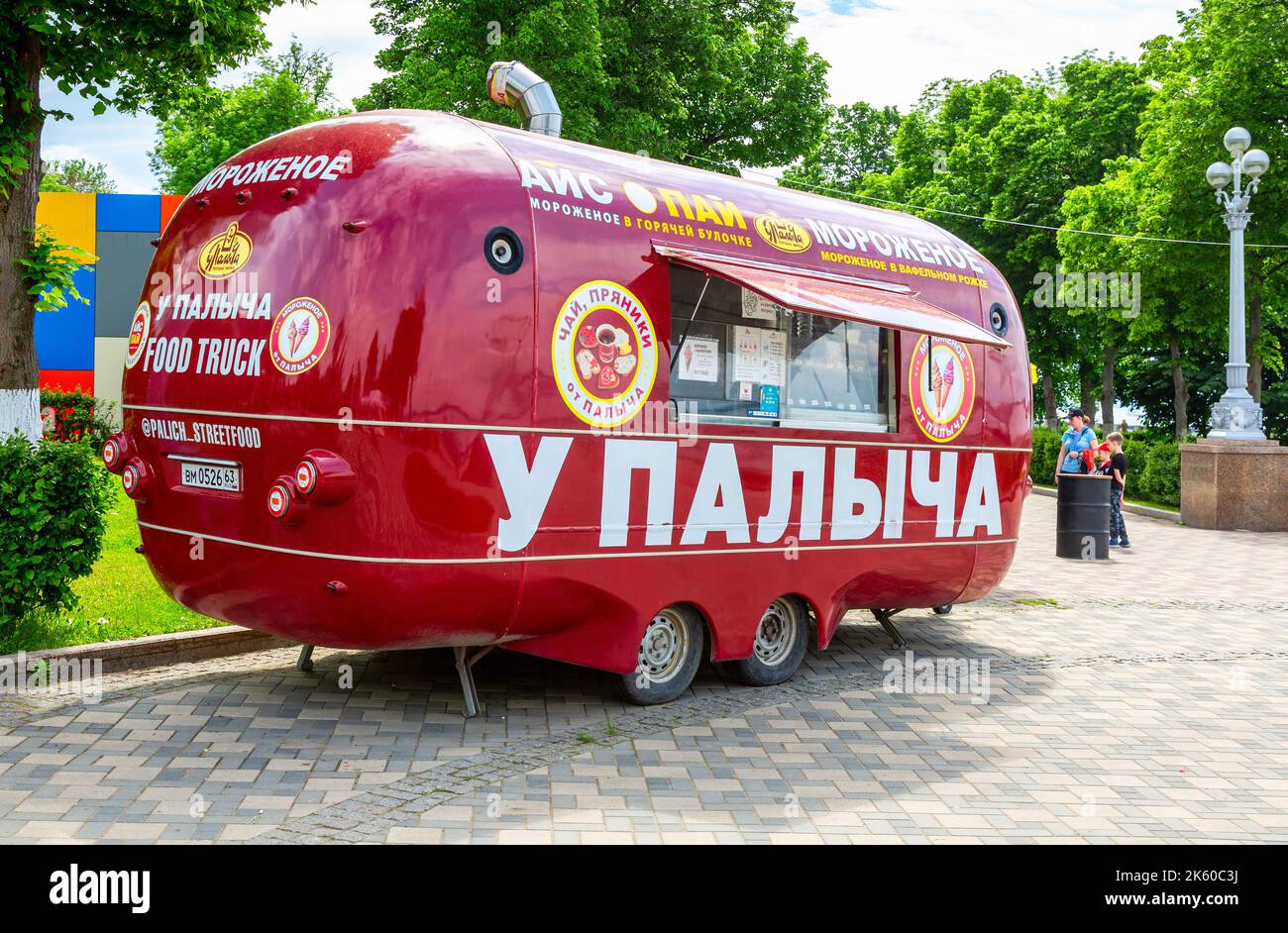 Samara, Russia - 4 giugno 2022: Camion alimentare, bevanda mobile e snack van in un parco cittadino in estate giorno di sole Foto Stock