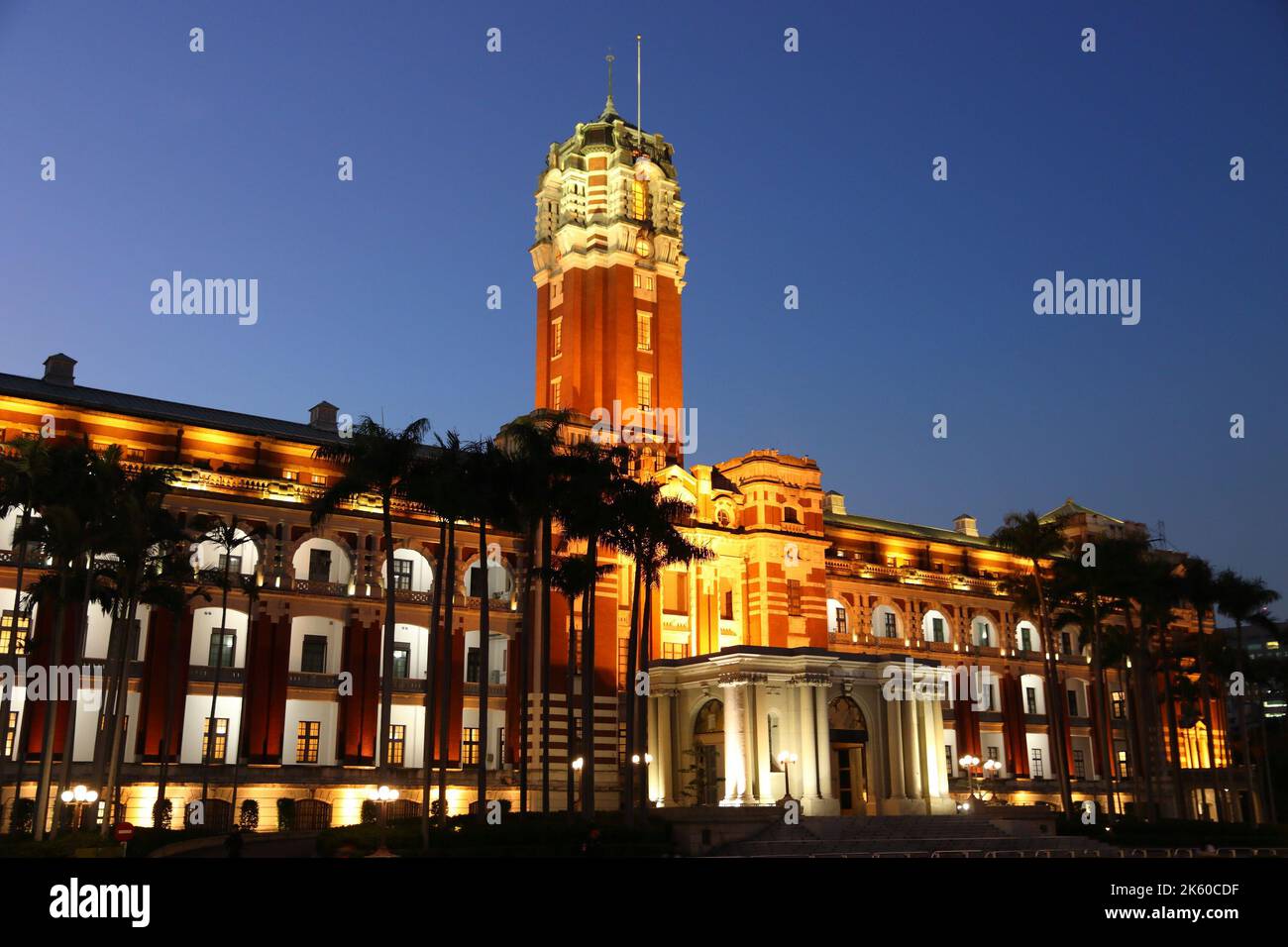 Taiwan - landmark presidenziali ufficio edificio in Taipei. Vista notturna. Foto Stock