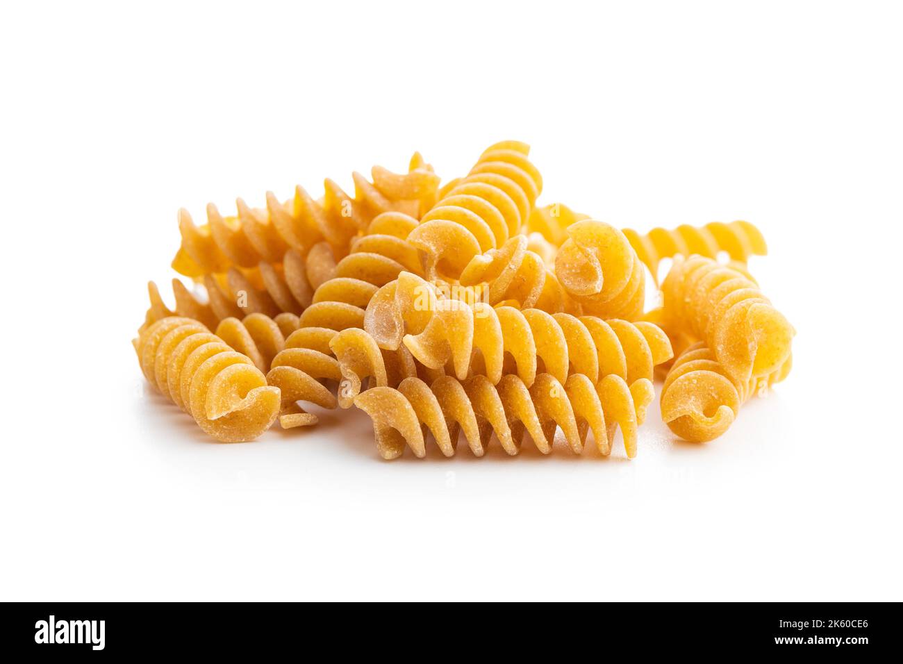 Pasta cruda a grani interi isolata su fondo bianco. Foto Stock