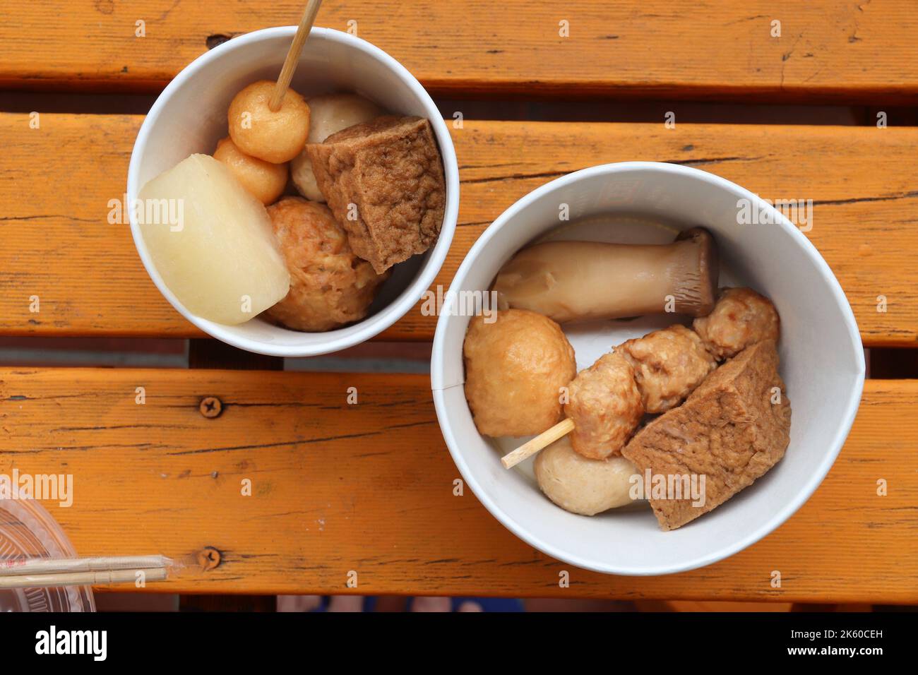 Taiwan Cuisine - oden food in brodo di soia. Tipica cucina invernale con polpette, tofu e daikon. Foto Stock