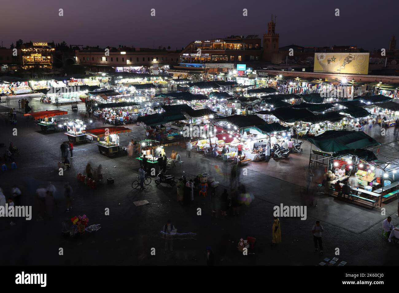 MARRAKECH, MAROCCO - 29 OTTOBRE 2021: Gente a Jemaa el-Fnaa dove piazza principale di Marrakech, usato da locali e turisti Foto Stock