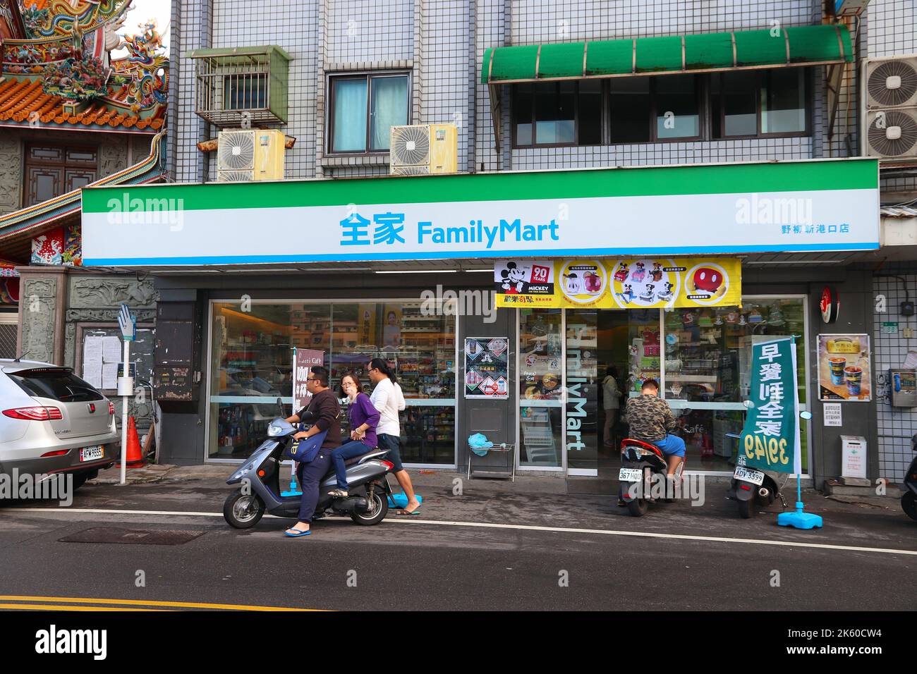 YEHLIU, TAIWAN - 24 NOVEMBRE 2018: Negozio di articoli per famiglie a Taiwan. Family Mart è uno dei più grandi operatori di negozi di alimentari del mondo, con m Foto Stock