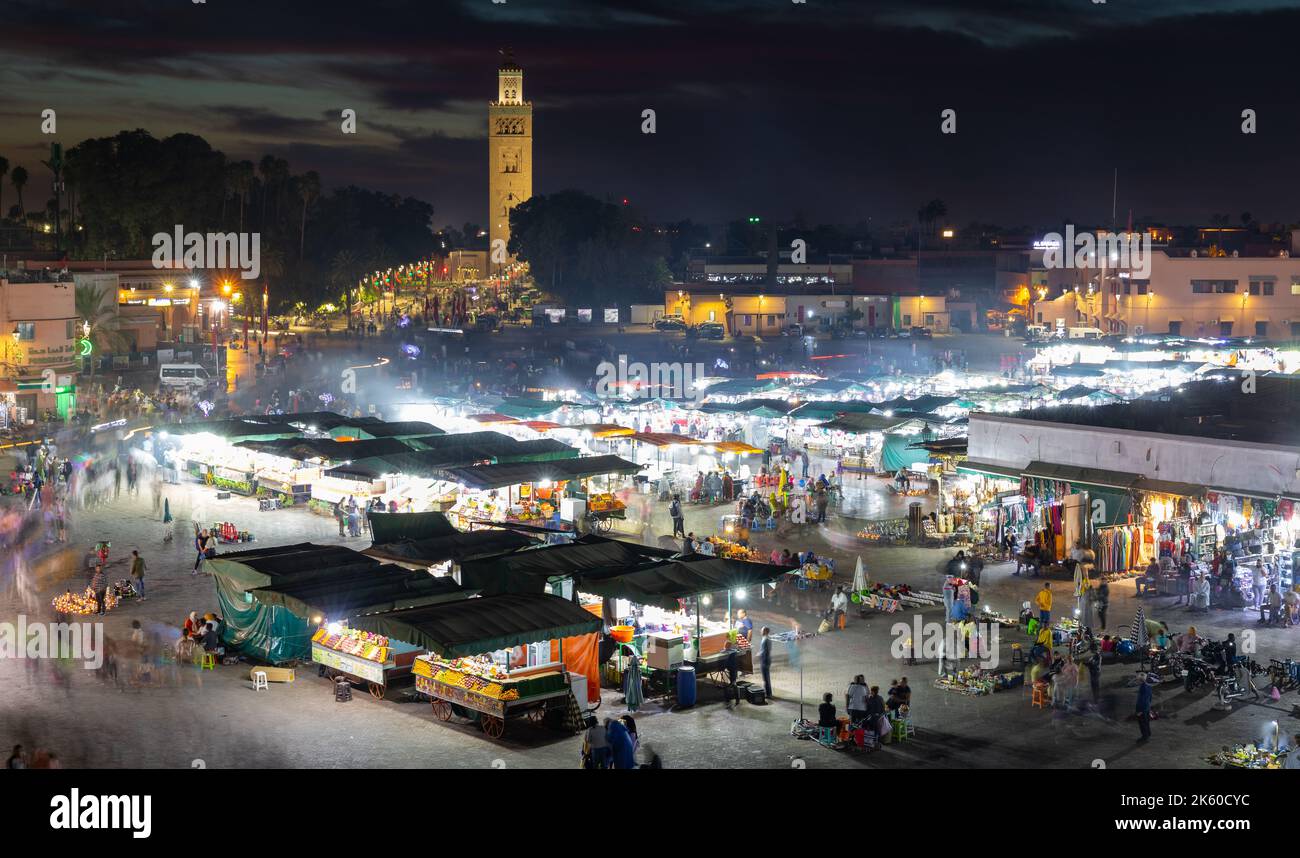 MARRAKECH, MAROCCO - 02 NOVEMBRE 2021: Gente a Jemaa el-Fnaa dove piazza principale di Marrakech, usato da locali e turisti Foto Stock