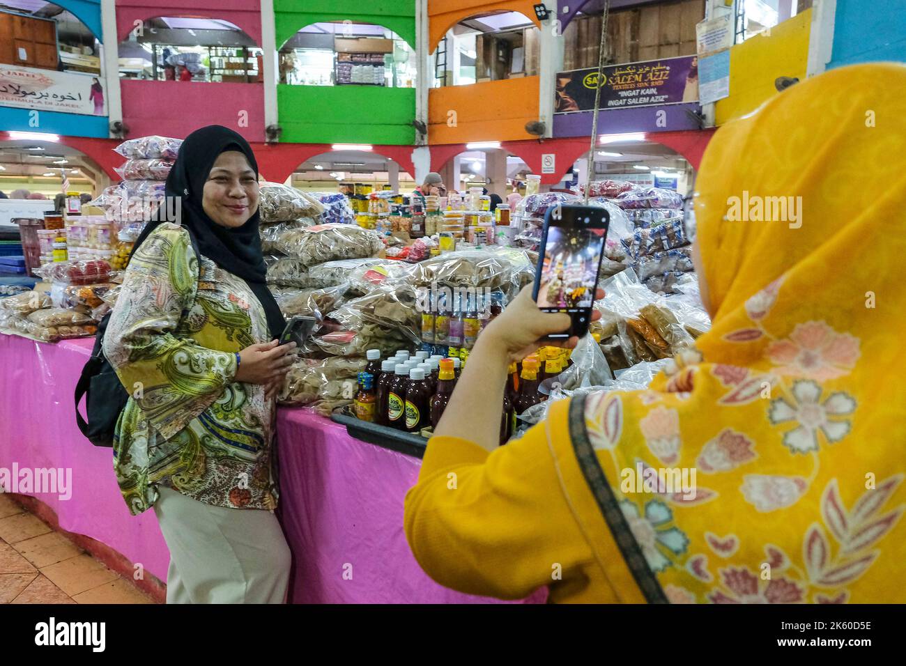 Kota Bharu, Malesia - 2022 ottobre: Bancarelle di cibo preparato al mercato di Siti Khadijah il 9 ottobre 2022 a Kelantan, Malesia. Foto Stock