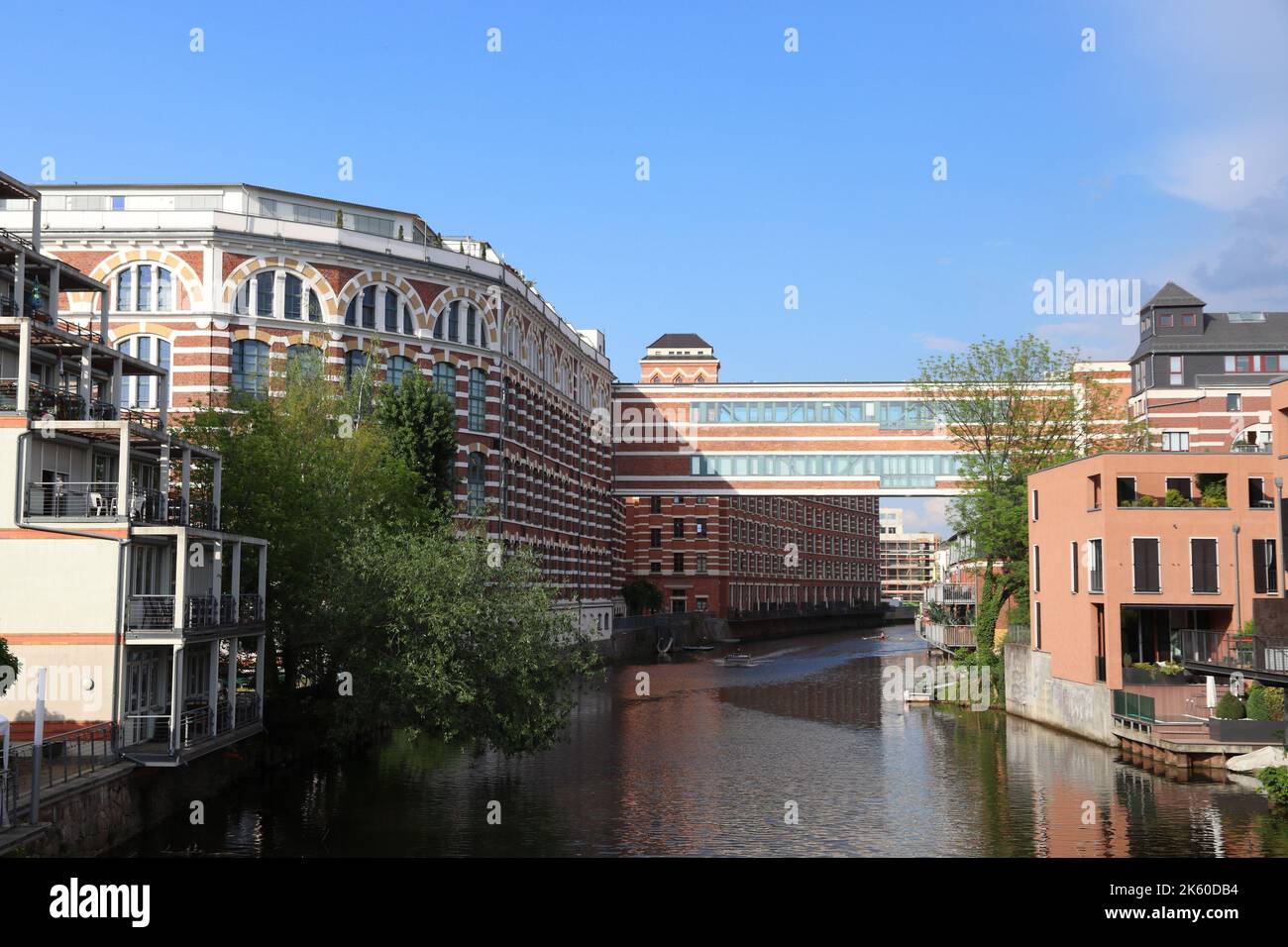 Distretto di Plagwitz a Lipsia, Germania. Plagwitz ex zona industriale - vecchie fabbriche di mattoni e magazzini sul fiume Weisse Elster. Foto Stock