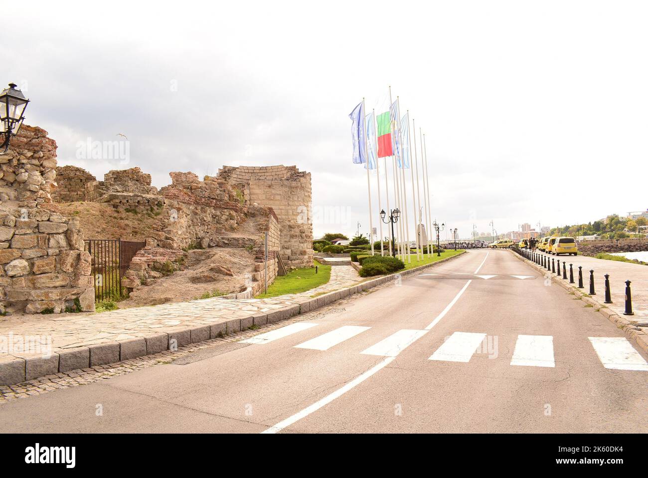 Una vista dalla Città Vecchia di Nessebar, Bulgaria. Nesebar è una città antica e una delle più importanti località balneari sulla costa bulgara del Mar Nero. Foto Stock