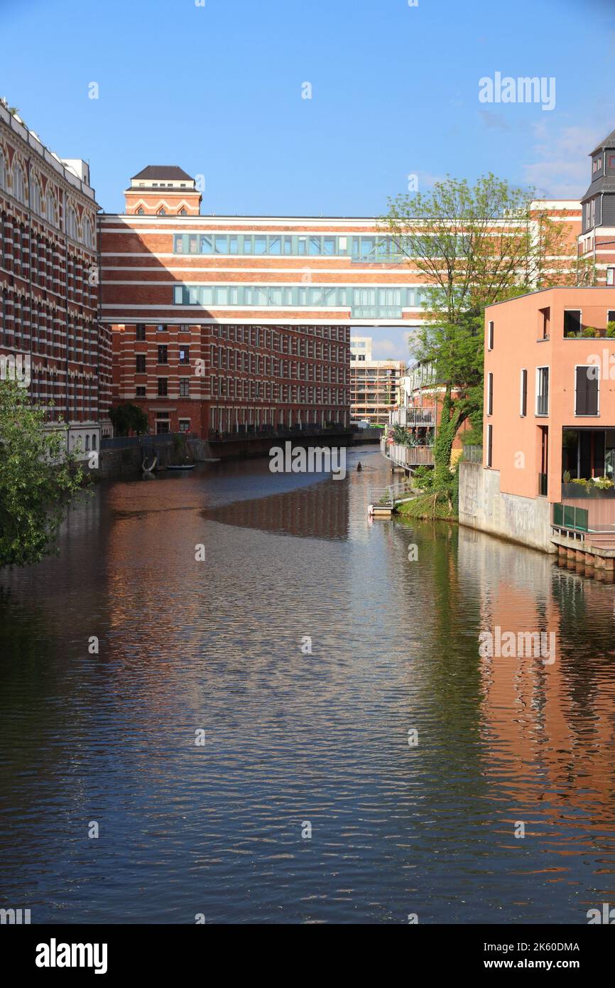 Distretto di Plagwitz a Lipsia, Germania. Plagwitz ex zona industriale - vecchie fabbriche di mattoni e magazzini sul fiume Weisse Elster. Foto Stock