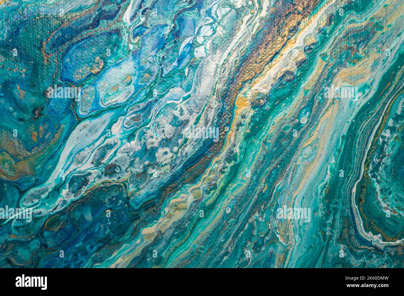 Astratto sfondo di arte fluida. Turchese, oro e bianco oceano, effetto marmo texture. Primo piano di una pittura acrilica su tela. Foto Stock