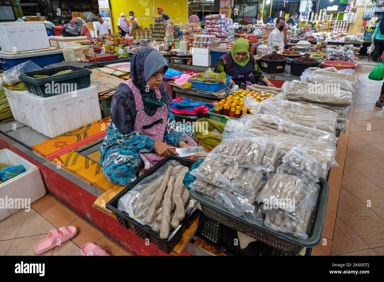 Kota Bharu, Malesia - 2022 ottobre: Bancarelle di cibo preparato al mercato di Siti Khadijah il 9 ottobre 2022 a Kelantan, Malesia. Foto Stock