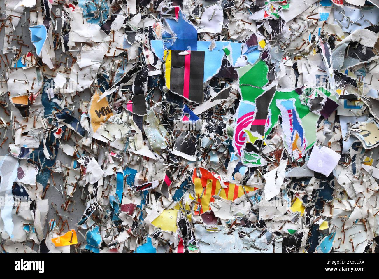 Tessuto urbano. Sfondo di poster pubblicitari su carta strappata colorata. Foto Stock