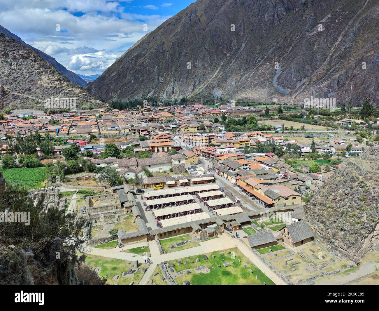 Ollantaytambo, vista panoramica di questa città nella provincia di Urubamba, regione di Cusco, Perù. Durante l'Impero Inca questa fu la proprietà reale dell'Imperatore. Foto Stock