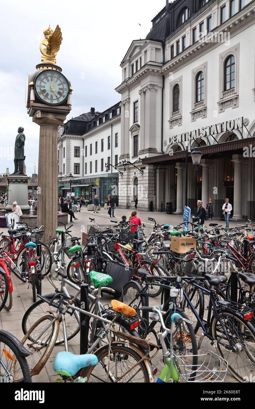 STOCCOLMA, SVEZIA - 22 AGOSTO 2018: Biciclette parcheggiate di fronte alla stazione centrale di Stoccolma in Svezia. La stazione ha circa 200.000 visi giornalieri Foto Stock