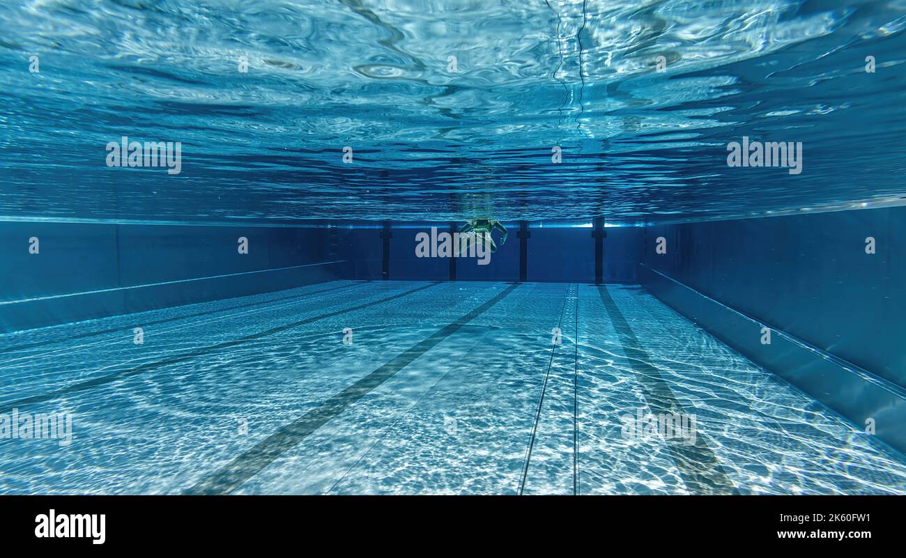 vista sul mare di una piscina all'aperto Foto Stock
