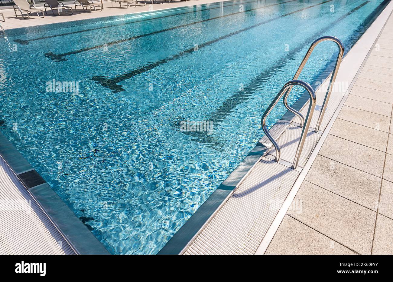 Scala maniglioni in acciaio inox per la discesa in piscina Foto Stock
