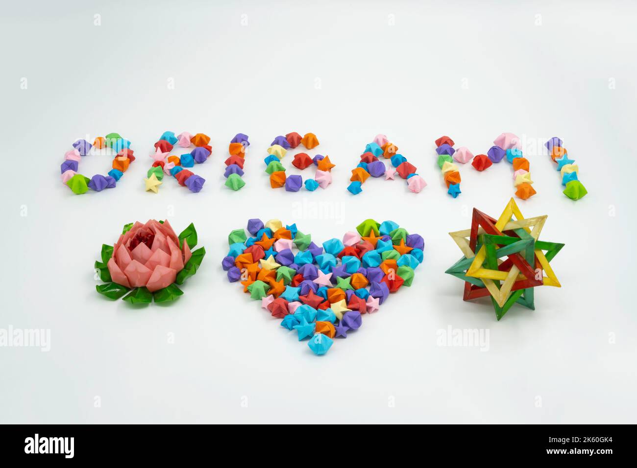 Origami segno e cuore concetto creativo fatto di mazzo di stelle di origami multicolore Foto Stock