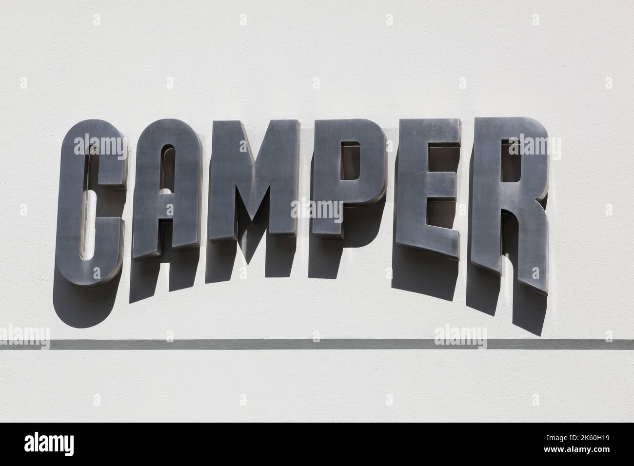 Berlino, Germania - 13 luglio 2020: Logo camper su una parete. Camper è un'azienda di calzature con sede a Mallorca, Spagna Foto Stock