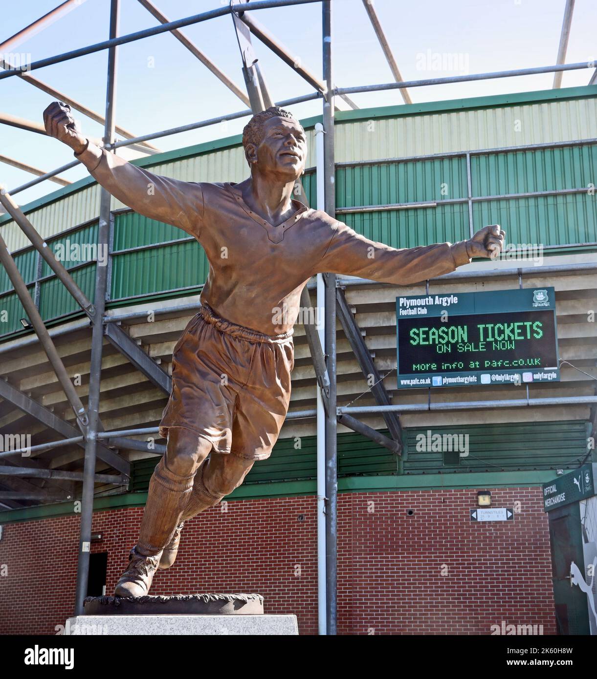 Statua di Jack Leslie al di fuori del campo da calcio Home Park Plymouth. Creato da Andy Edwards e cast alla Castle fine Arts Foundry. Installato ottobre Foto Stock