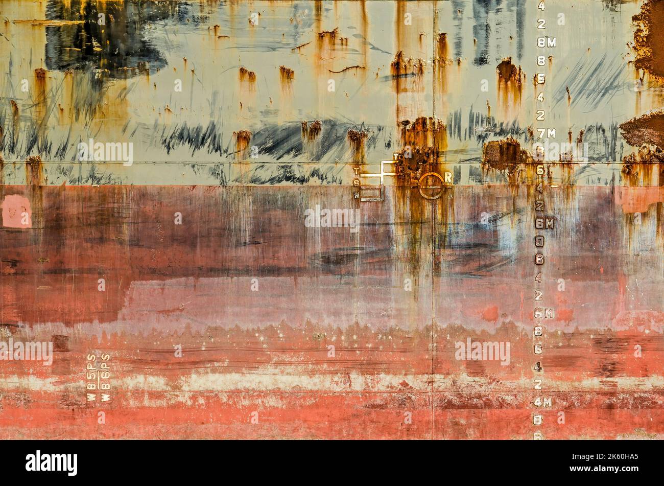 Segni di svergolamento, macchie di ruggine, graffi e giunti di saldatura sullo scafo di una vecchia nave Foto Stock