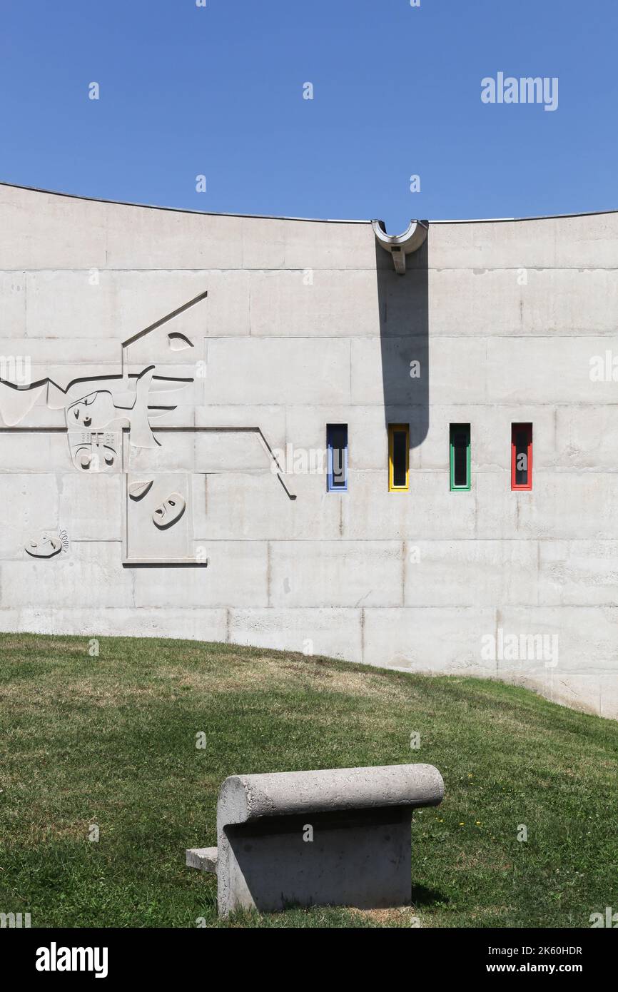 Firminy, Francia - Agosto 17, 2016: Centro Culturale edificio progettato dall architetto Le Corbusier situato in Firminy, Francia Foto Stock