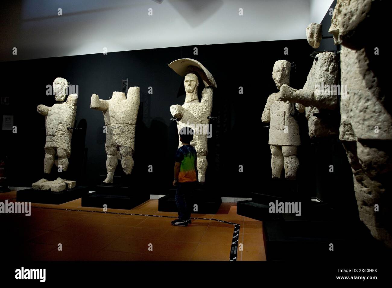 Statue giganti di Monte Prama, Cabras museo civico e archeologico "Giovanni Marongiu", Cabras, Sardegna, Italia, Europa Foto Stock