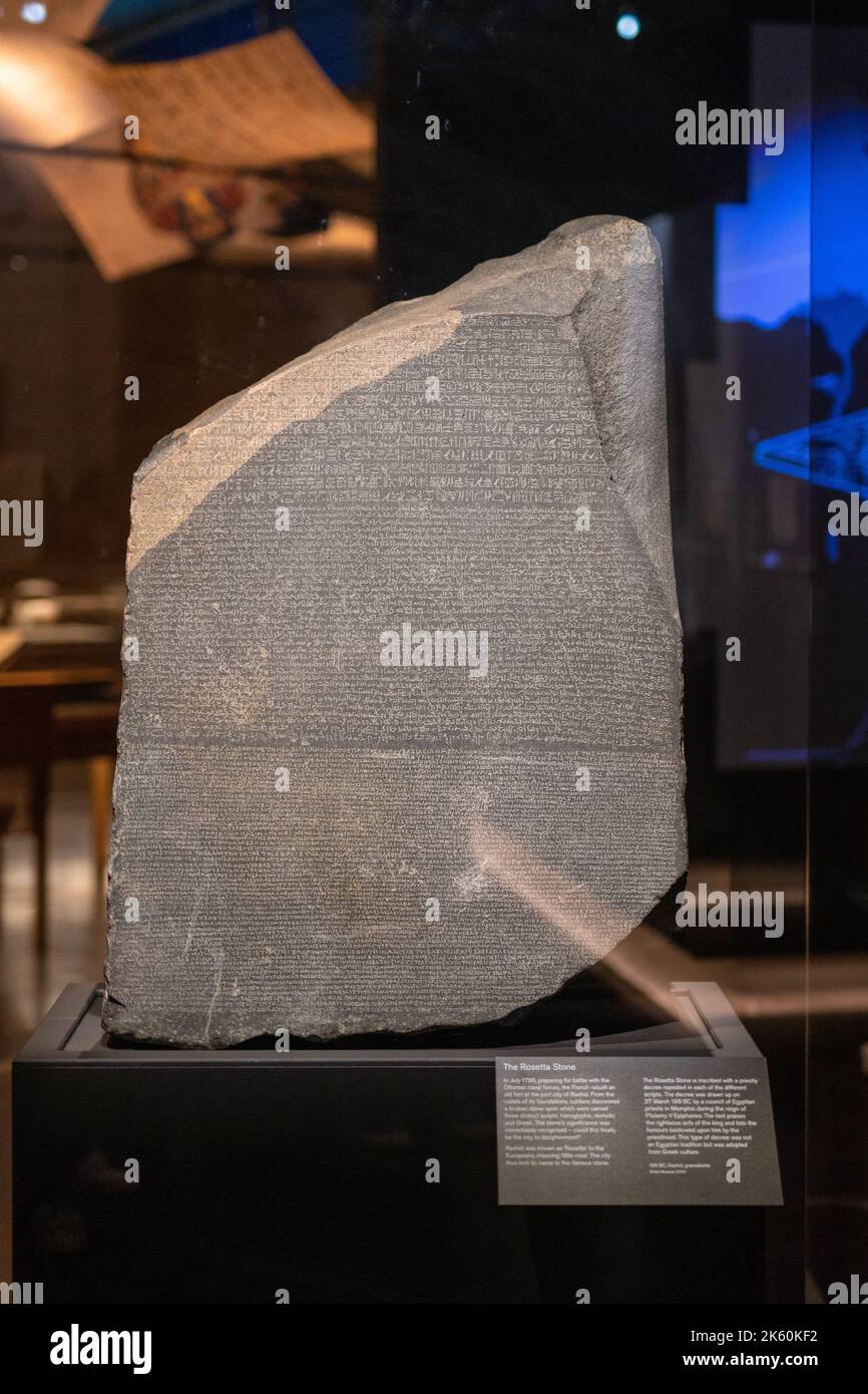 Londra, Regno Unito. Martedì, 11 ottobre, 2022. Geroglifici: Sbloccare l'antico Egitto, grande mostra al British Museum. Nella foto è raffigurata la pietra di Rosetta. Foto: Richard Gray/Alamy Live News Foto Stock