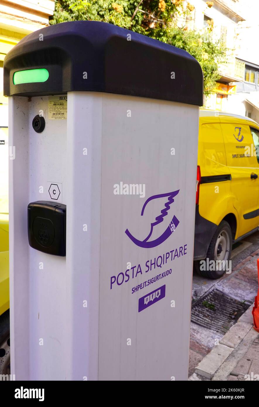 Go Green, stazione di ricarica per veicoli elettrici, auto postale, Saranda, Repubblica di Albania Foto Stock