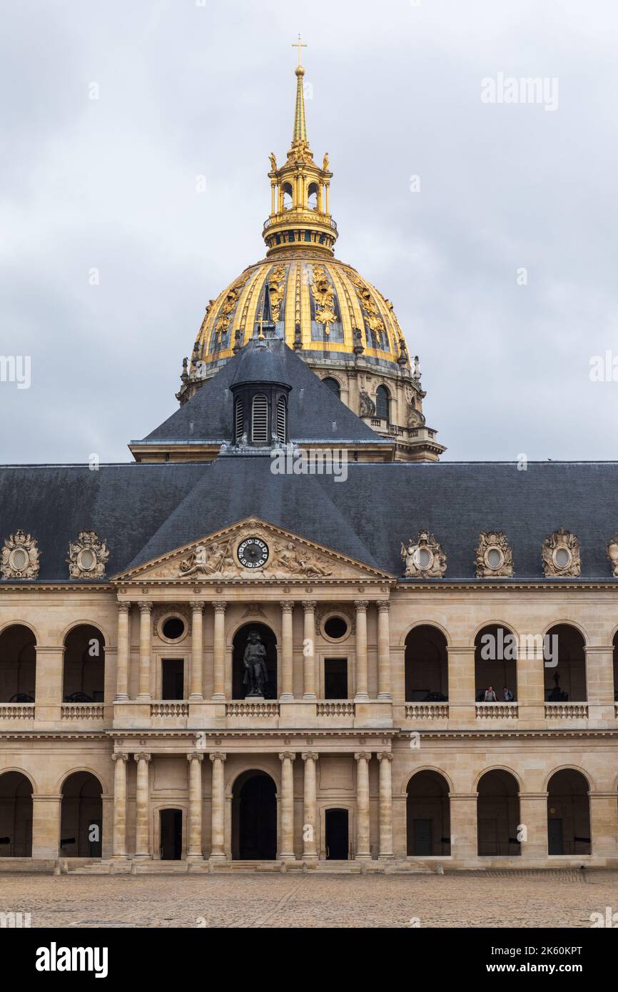 Hotel des Invalides museo di storia militare con cupola dorata Eglise du Dôme sullo sfondo. Punto di riferimento storico, Parigi 7th ° arrondissement Foto Stock