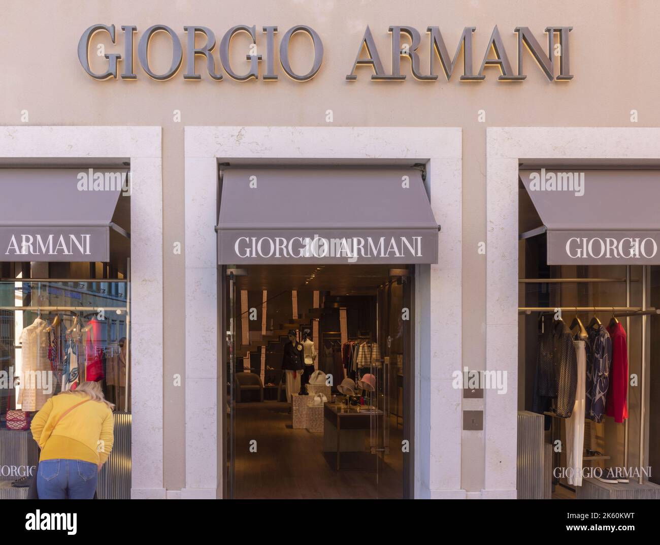 Negozio Giorgio Armani su Rue Francois Sibilli, Saint-Tropez, Costa Azzurra, Costa Azzurra, Provenza, Francia. Foto Stock