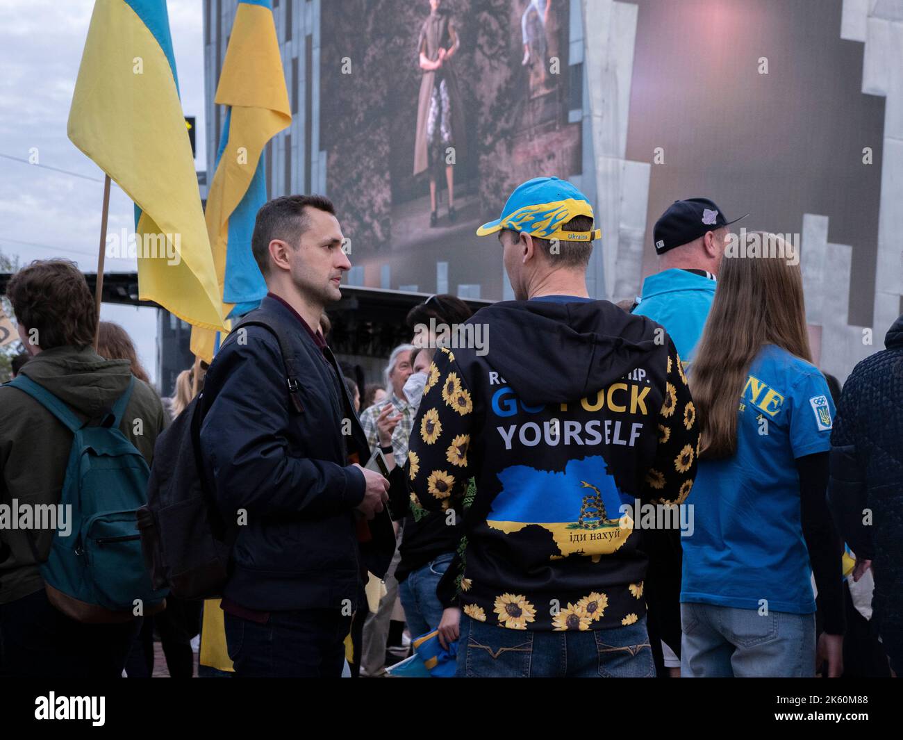 11th ottobre 2022, Melbourne, Australia. Le persone si riuniscono in Federation Square, Melbourne, per protestare contro l’invasione di Vladmir Putin dell’Ucraina, chiedendo l’invio di più armi e aiuti in Ucraina e la rimozione della Russia dalle Nazioni Unite. Credit: Jay Kogler/Alamy Live News Foto Stock