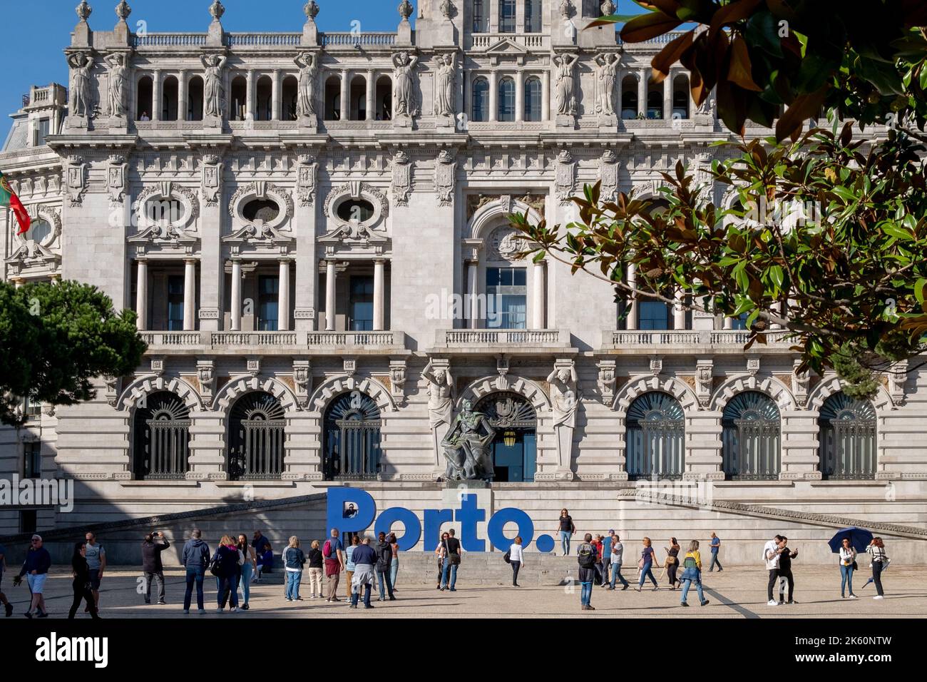 Porto, Portogallo - 30.09.2022: Facciata del Municipio di Porto (Câmara Municipal do Porto) con un sacco di turisti che scattano foto. Foto Stock