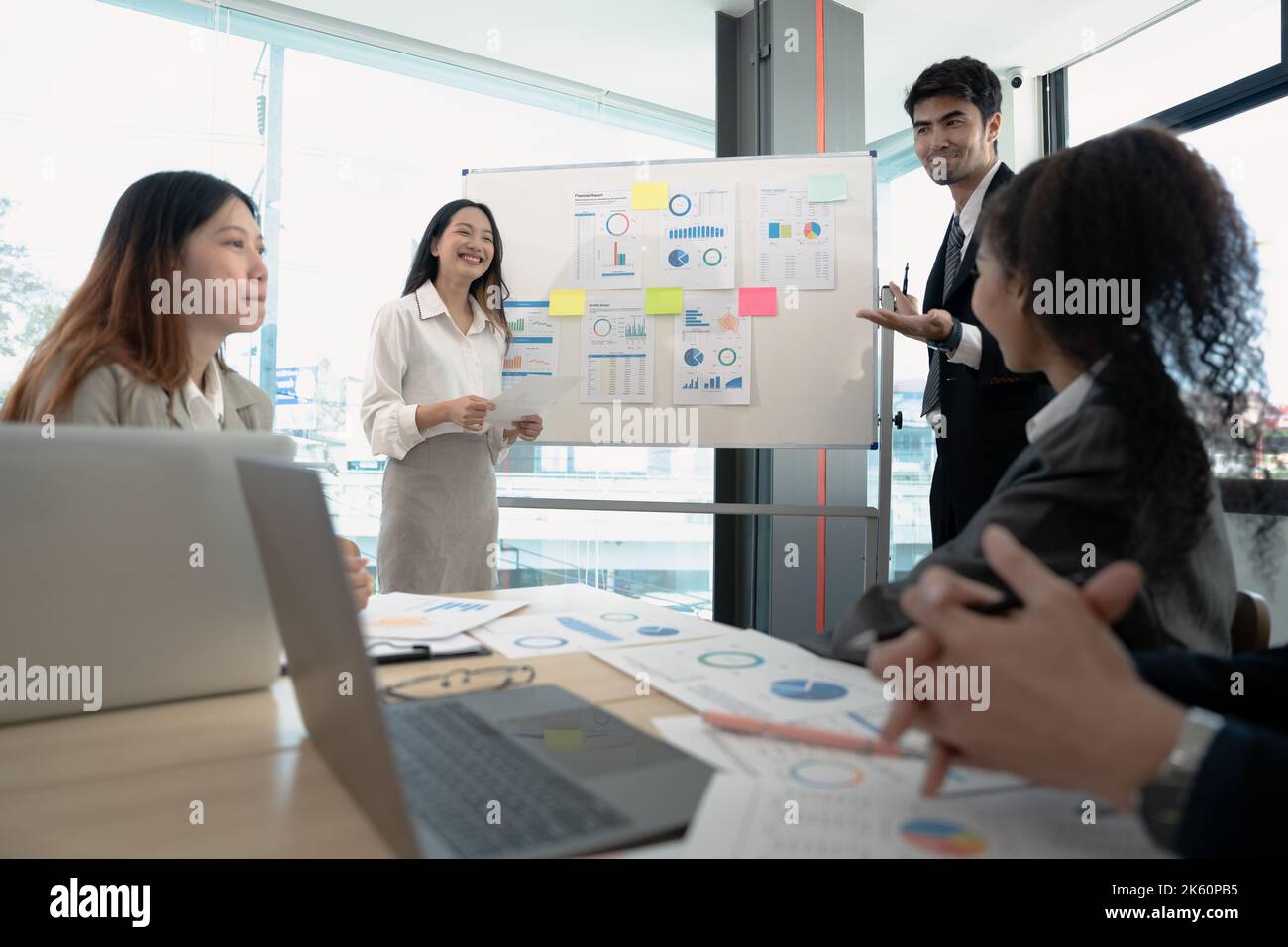 Avvio del brainstorming del team di business giovani sulla riunione di lavoro per il report di marketing finanziario. Foto Stock