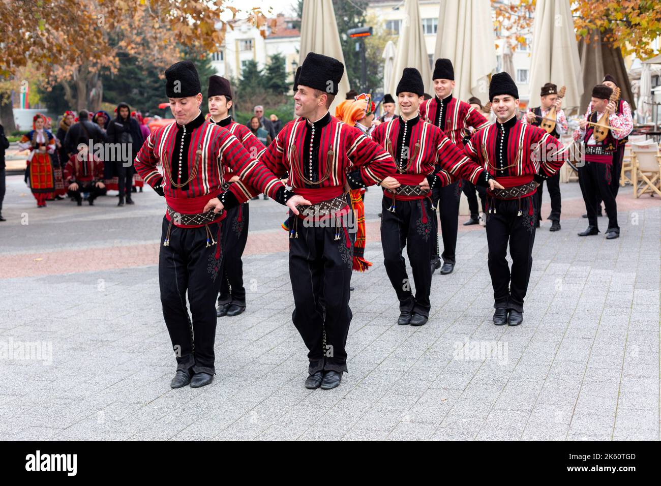 Plovdiv, Bulgaria - 26 novembre 2021: Giovane sfilata di vini nella Città Vecchia, danze tradizionali del folclore bulgaro Foto Stock