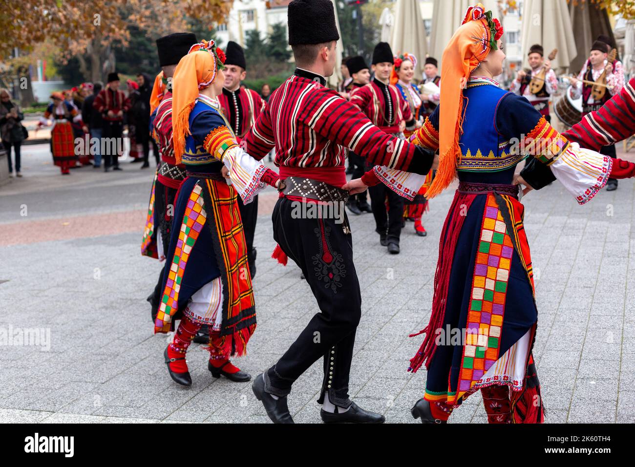 Plovdiv, Bulgaria - 26 novembre 2021: Giovane sfilata di vini nella Città Vecchia, danze tradizionali del folclore bulgaro Foto Stock