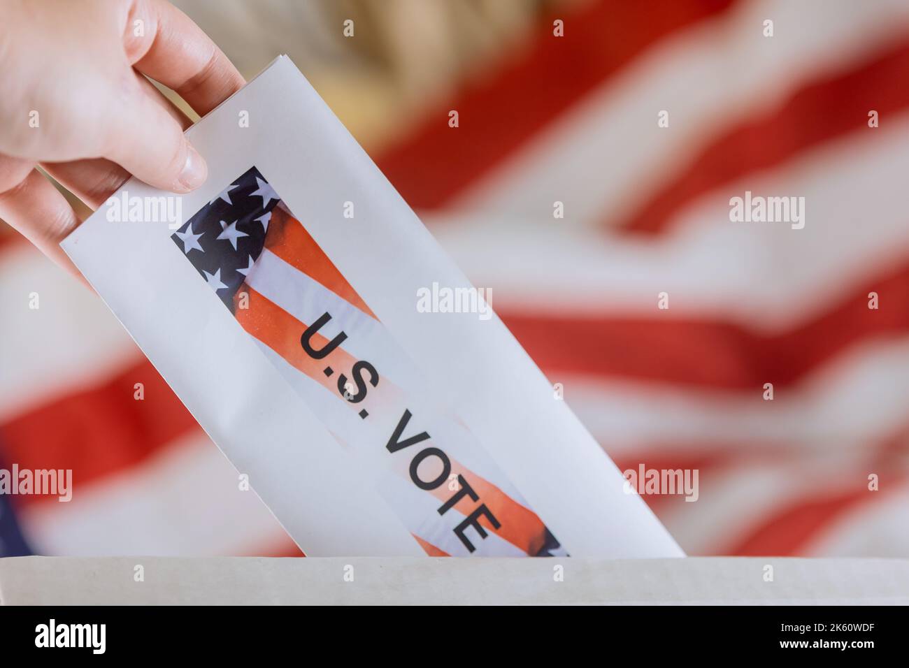 Voto alle elezioni americane, bandiera degli Stati Uniti sulle urne elettorali Foto Stock