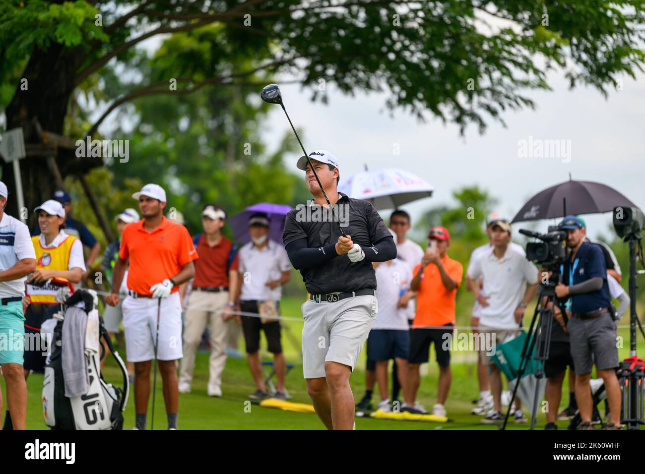 Sihwan Kim of USA si allena alle 11:00 durante l'ultimo round del LIV Golf Invitational Bangkok al Stonehill Golf Course di Bangkok, THAILANDIA Foto Stock