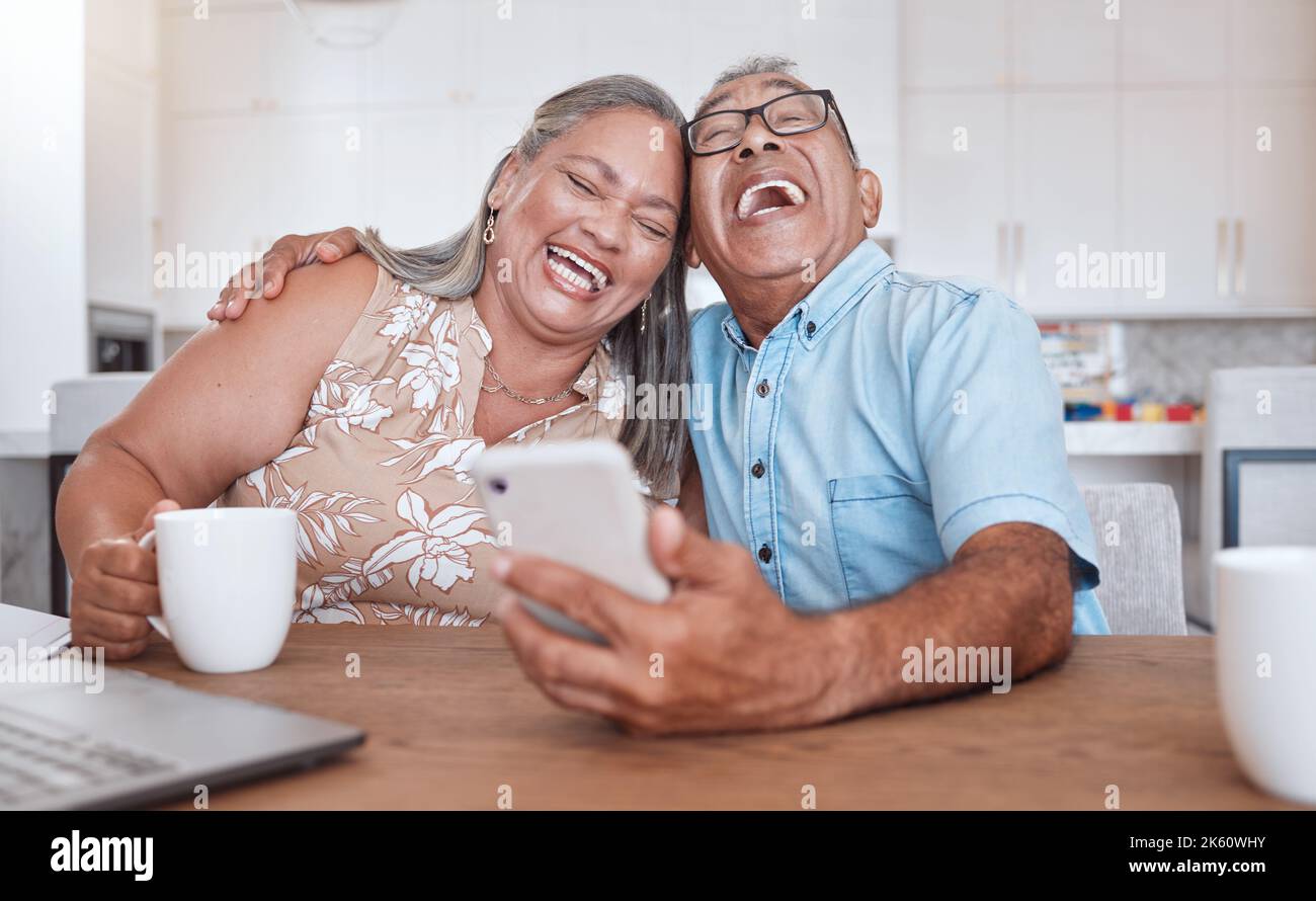 Divertente, smartphone e coppia senior con abbonamento comico, promemoria sui social media o videochiamata mobile insieme a casa. Amore degli anziani con Foto Stock