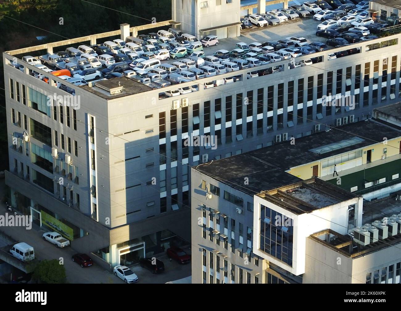 YICHANG, CINA - 11 OTTOBRE 2022 - le automobili nuove di zecca sono esposte o immagazzinate per la vendita in un negozio 4S in Yichang, provincia di Hubei, Cina, 11 ottobre 2022. ACCO Foto Stock