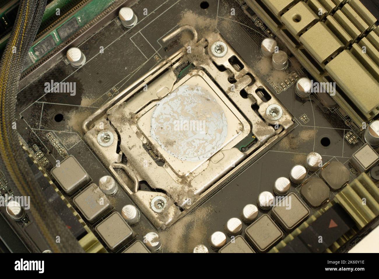 Processore del computer molto sporco. Microchip della CPU polveroso sulla scheda madre di un computer con tracce di grasso più freddo. La scheda elettronica nel computer Foto Stock