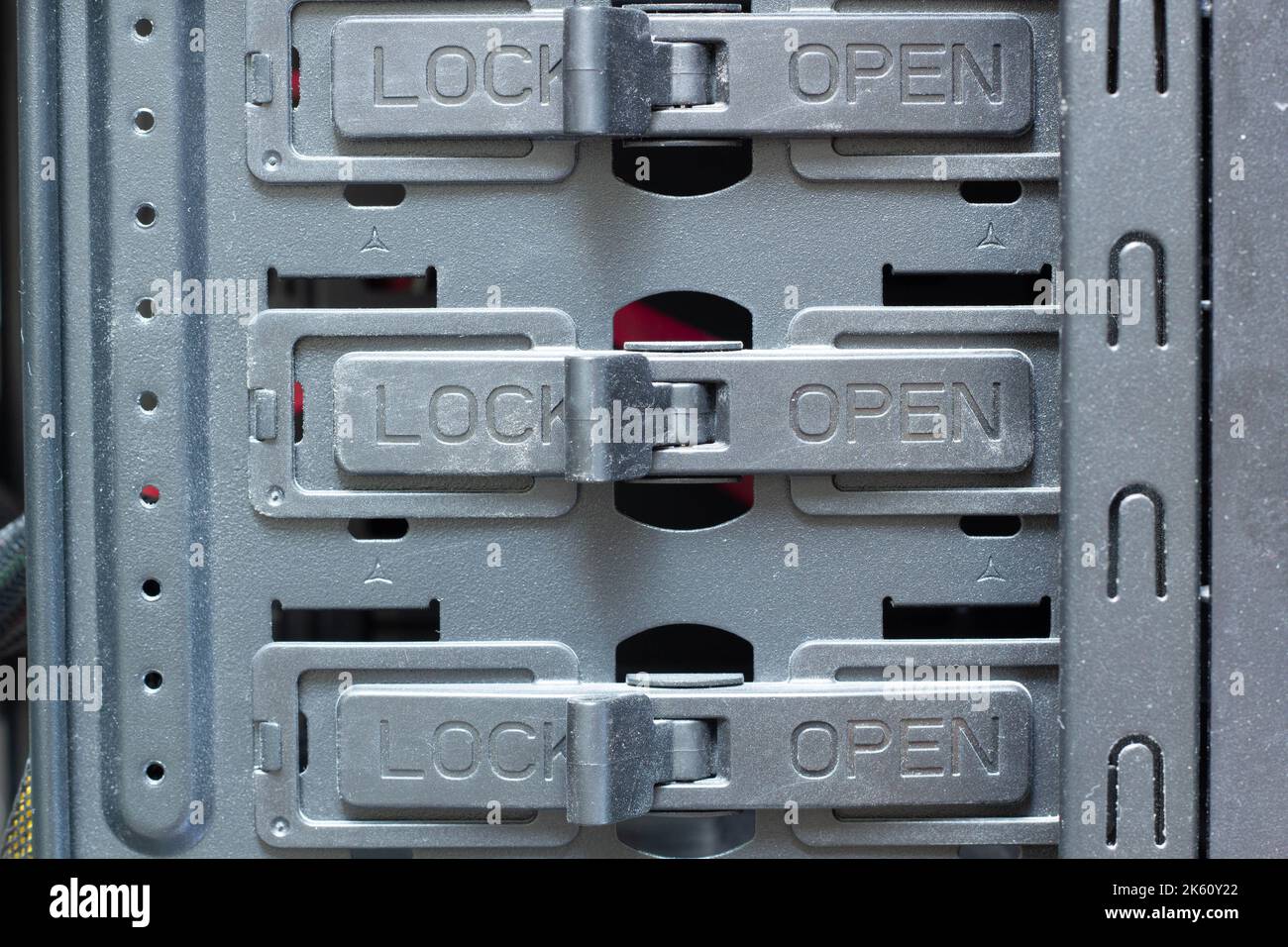 Fermi molto sporchi per i dispositivi il blocco e l'apertura sono chiusi. Interruttori nel vano per dischi rigidi, unità HDD e SSD, unità DVD e CD Foto Stock