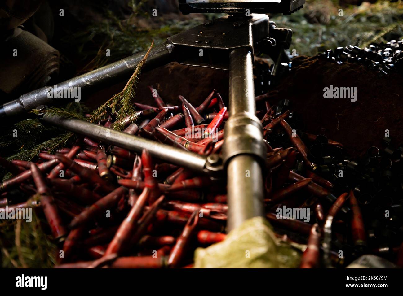 Soldati in primo piano che sparano una pistola Cal Machine 50 con ottone esaurito intorno ad essa Foto Stock