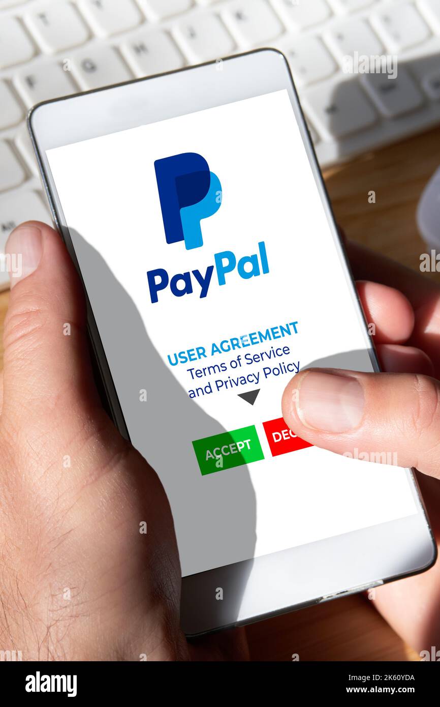 Rifiuto del contratto utente PayPal, annullamento del conto. L'utente dello smartphone rifiuta di accettare le Condizioni d'uso e l'Informativa sulla privacy dell'app mobile di PayPal. Foto Stock