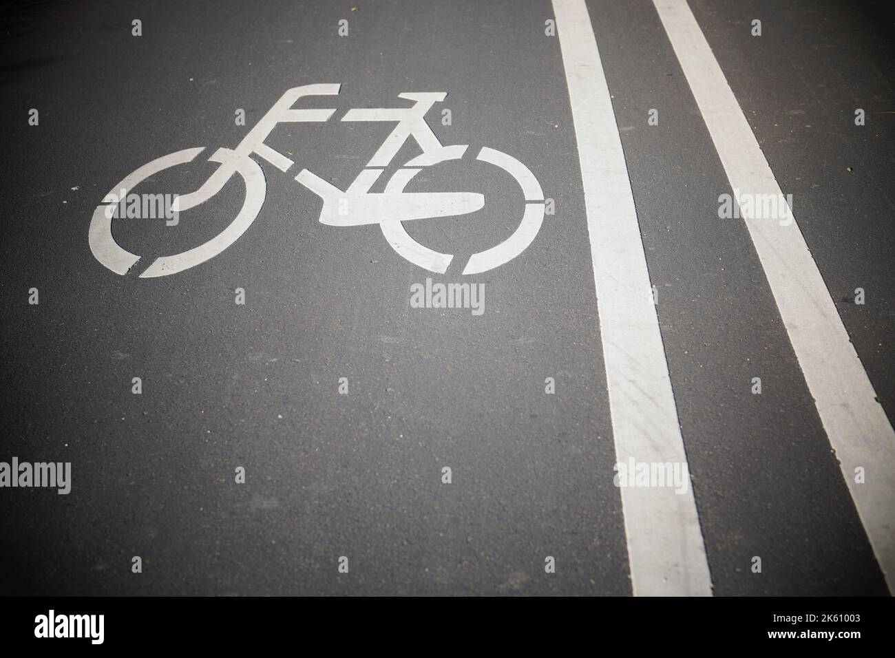 cartello pista ciclabile - 5 Un'immagine ad alto angolo di un cartello stampato su una pista ciclabile di una strada Foto stock - Alamy