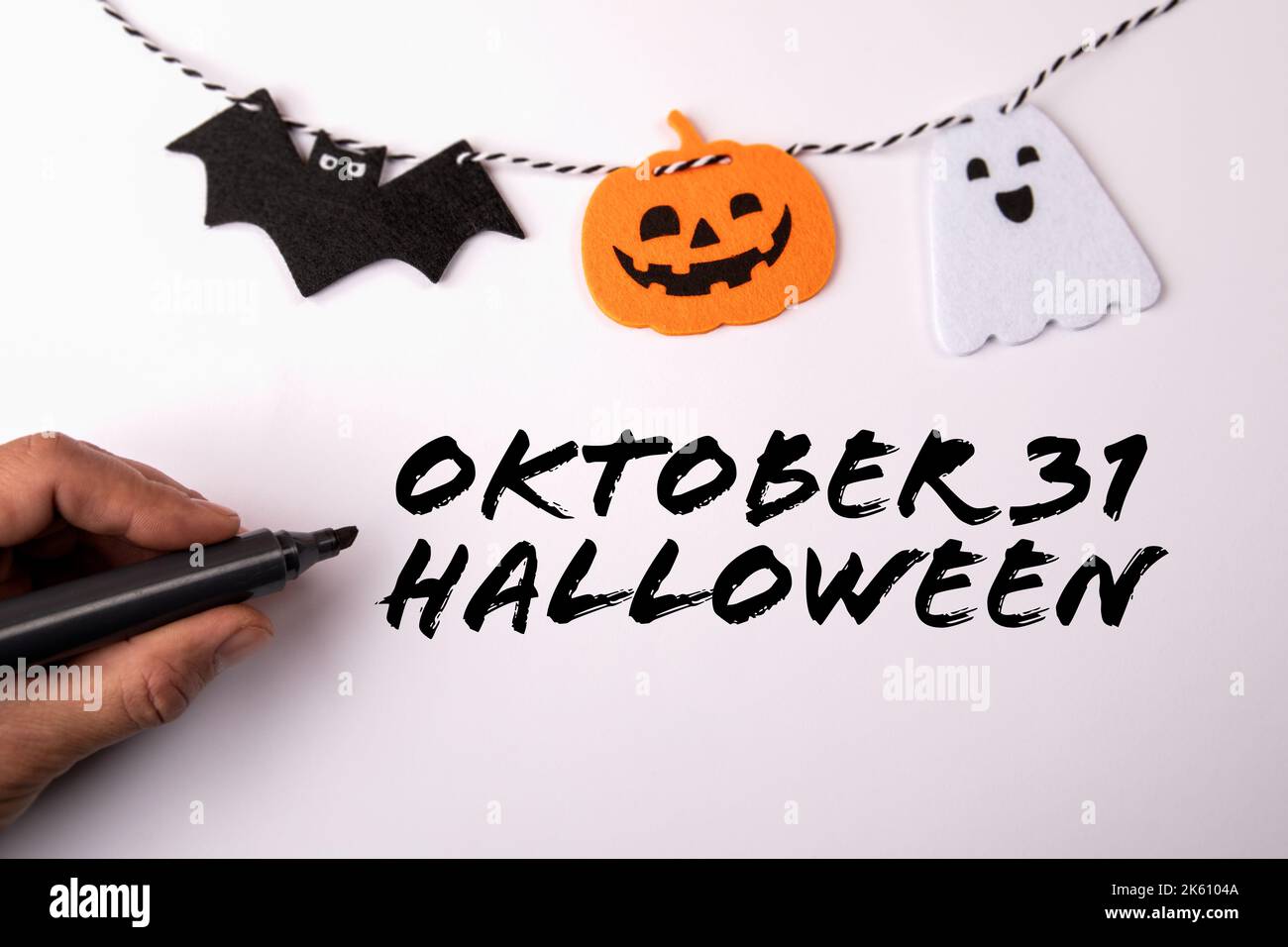 Ottobre 31 Halloween. Testo e decorazioni su sfondo bianco. Foto Stock