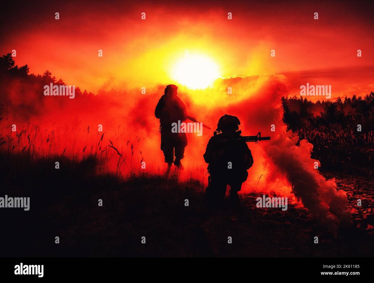 Marines degli Stati Uniti in azione. Azione militare, campo di battaglia nel deserto, granate di fumo, fuoco ed esplosioni. Sole, silhouette scure nel deserto Foto Stock