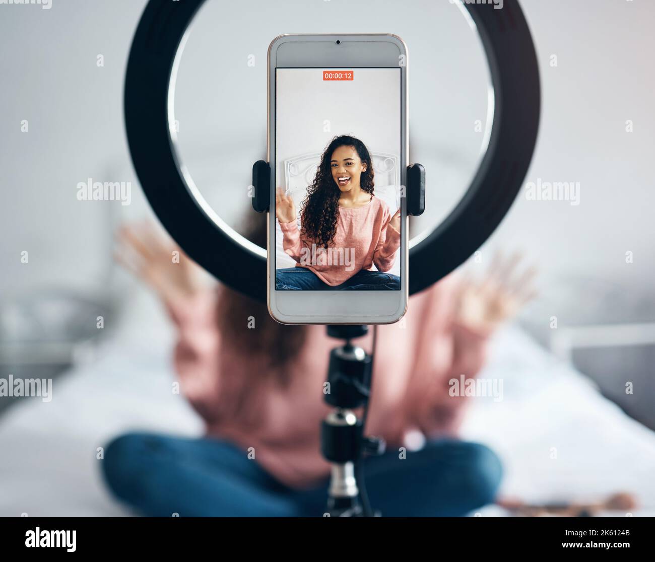 Streaming live, telefono e donna nera che parla di podcast video nella camera da letto di casa sua. Ragazza felice ed eccitata o influencer che parla sul Foto Stock