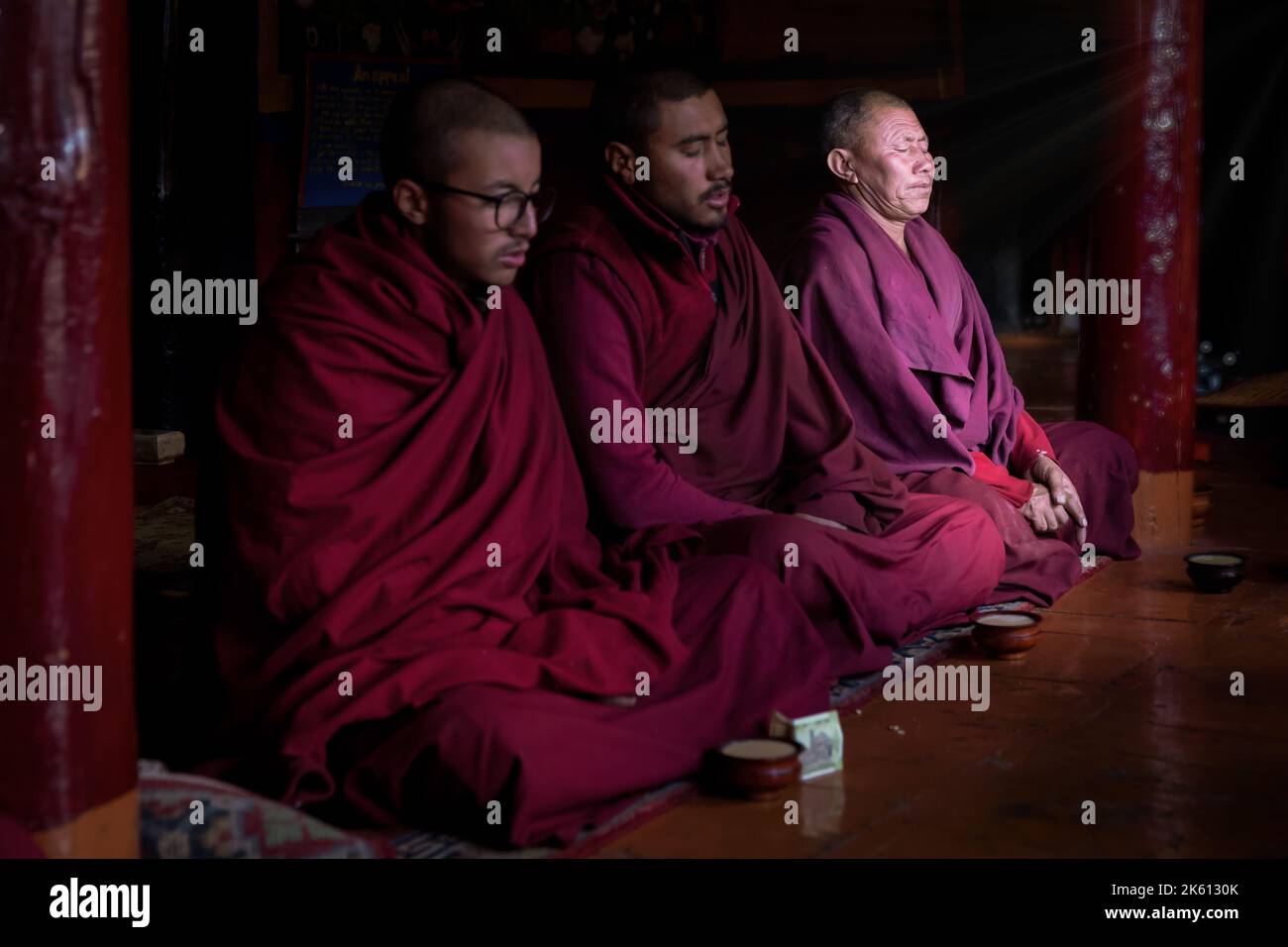 Monaci da Lingshed Gompa (Monastero) durante la sera puja, Lingshed, Ladakh, India Foto Stock