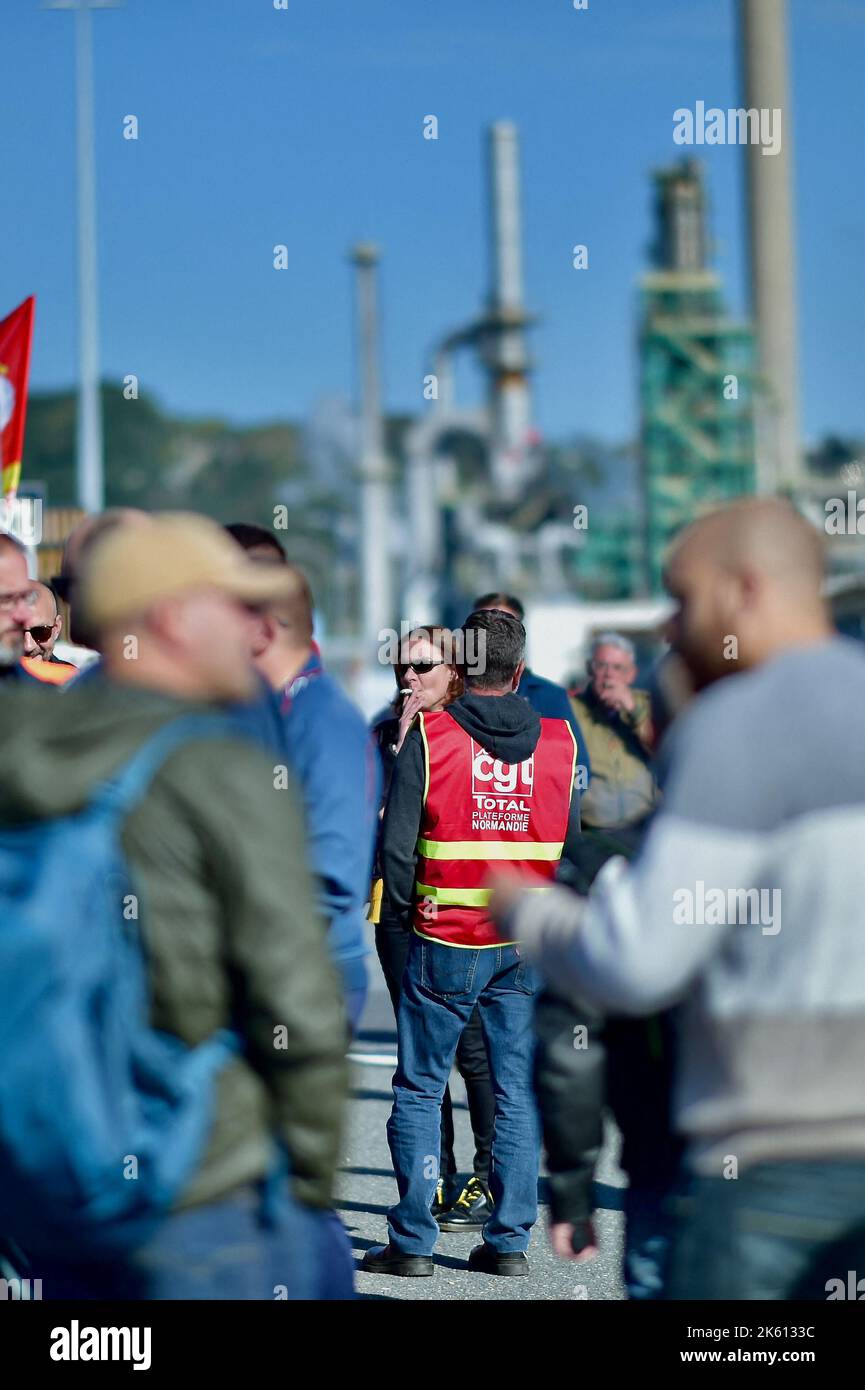 Le Havre, Francia, 11 ottobre 2022. I sindacalisti e i dipendenti DELLA CGT si riuniscono accanto alla raffineria TotalEnergies, a Gonfreville-l'Orcher, vicino a le Havre, nella Francia nordoccidentale, il 11 ottobre; 2022. I lavoratori hanno votato per continuare lo sciopero dei salari. Martedì il governo francese ha minacciato di rompere con la forza i blocchi delle raffinerie e dei depositi petroliferi, che sono stati paralizzati da operai in sciopero, mentre gli automobilisti hanno continuato ad assediare le stazioni di benzina nella speranza di riempire i loro serbatoi. Circa un terzo delle stazioni di servizio francesi erano ancora a basso consumo di benzina, o ne erano esaurite, come azione di sciopero contro il gigante dell'energia Tota Foto Stock